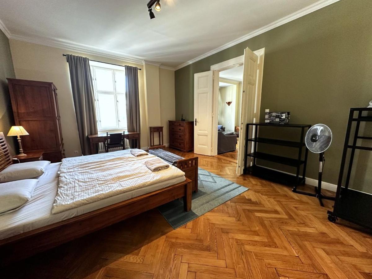 Gorkeho Apartment In City Centre Bratislava Luaran gambar