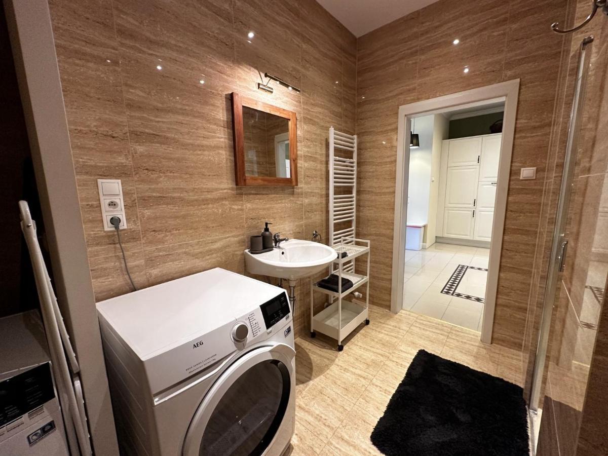Gorkeho Apartment In City Centre Bratislava Luaran gambar