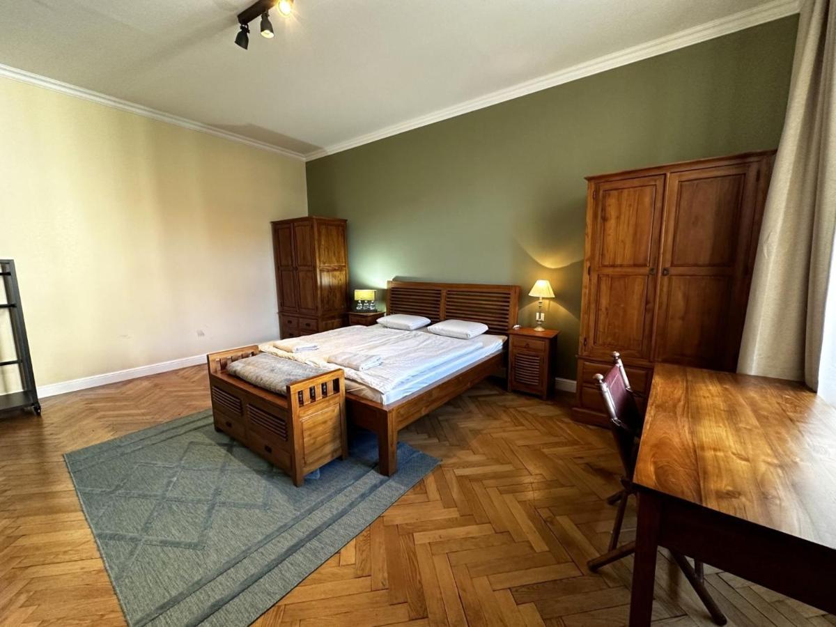 Gorkeho Apartment In City Centre Bratislava Luaran gambar