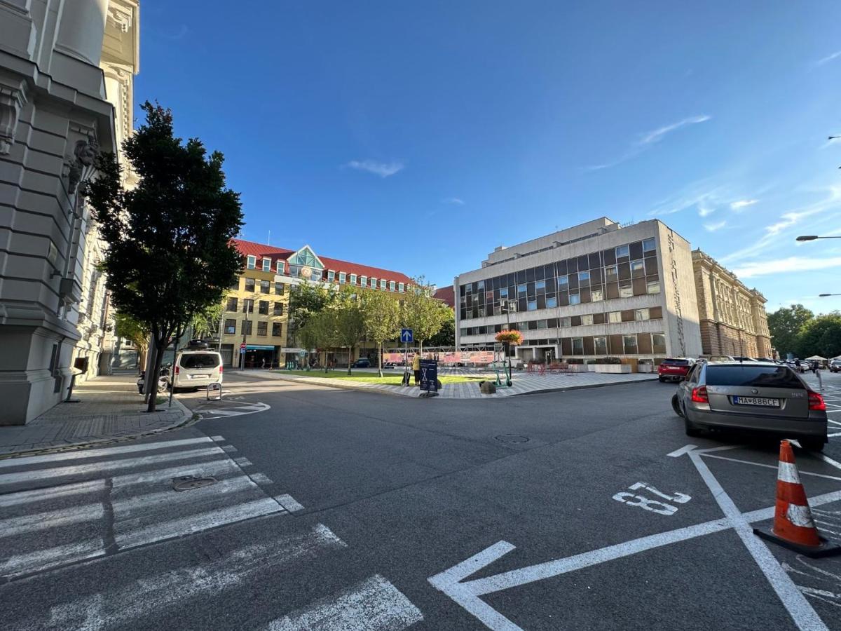 Gorkeho Apartment In City Centre Bratislava Luaran gambar